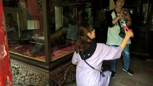 Du khách 'hở hang' được mượn áo choàng miễn phí tham quan đền Ngọc Sơn ảnh 7